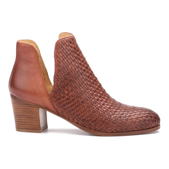 Vintage Foundry Co. Skyler Women's Leather Ankle Boots - Picture 2 of 14